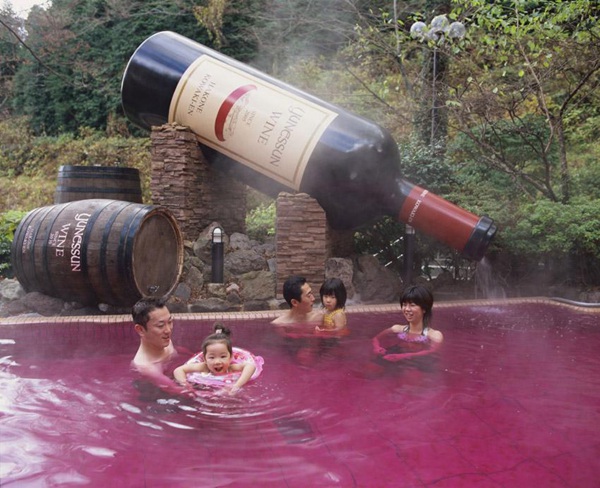 日本出現另類浴池 紅酒咖啡綠茶任意泡--日本頻道--人民網
