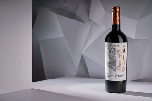 黑與白 葡萄酒包裝設計的簡約之美